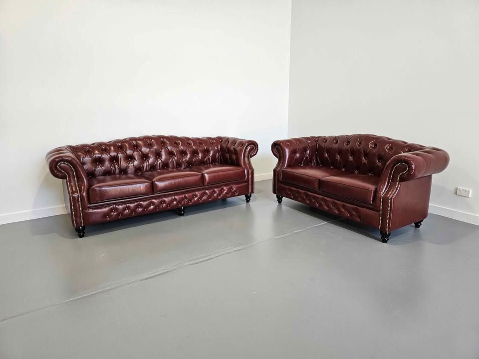 Bran new in box Red wine leather chesterfield style sofa - Image 2