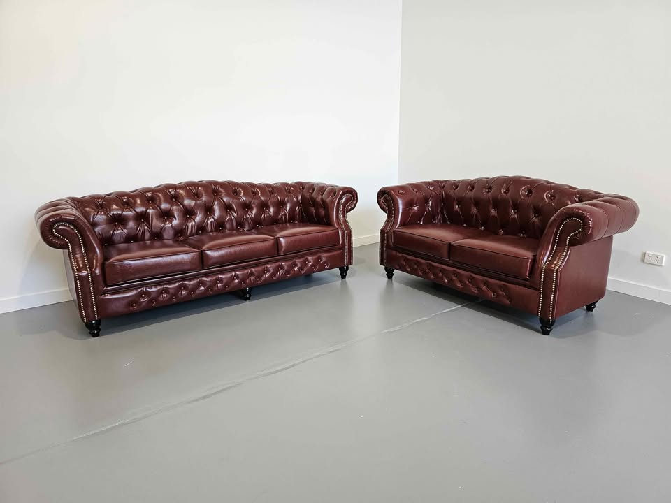 Bran new in box Red wine leather chesterfield style sofa - Image 4